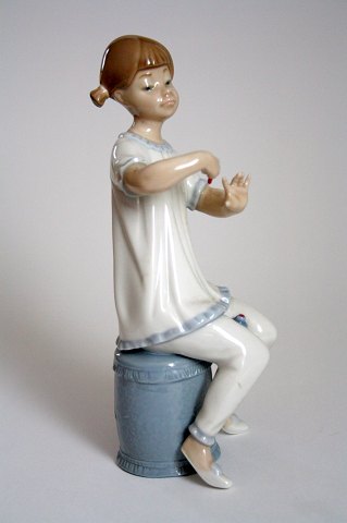 Pige der lakker negle, Lladro Daisa