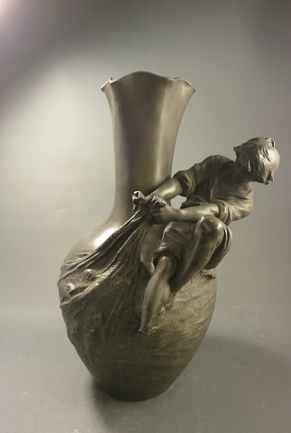 art nouveau tin vase, dreng der fisker. med knækket fod (skal limes)