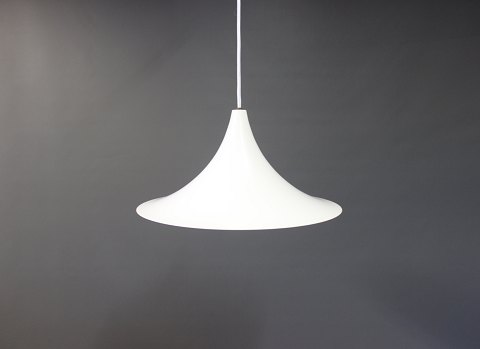 White trompet lamp of Danish design.
5000m2 showroom.