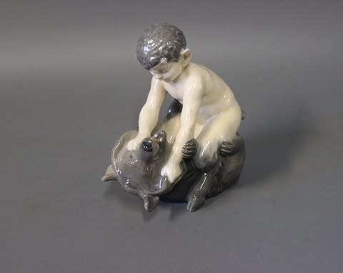 Royal Pan figurine wth a bear, no. 648.
Great condition
