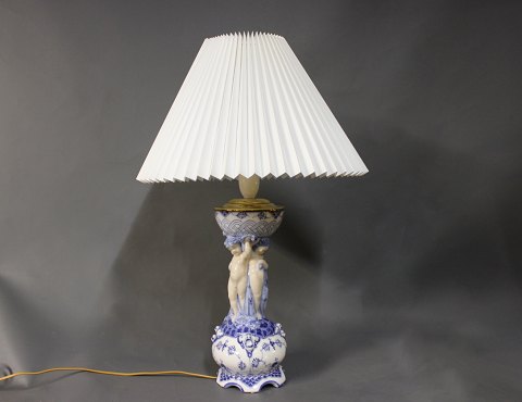 Blue fluted half lace tablelamp by Royal Copenhagen.
5000m2 showroom.