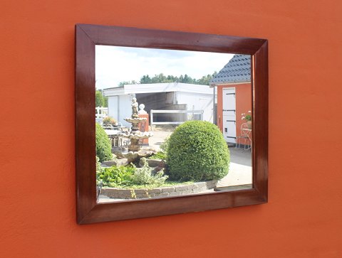 Small mirror in polished mahogany from around the 1920s.
5000m2 showroom.