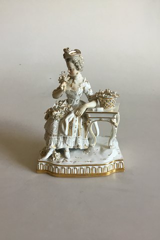 Meissen Figur af siddende dame med blomster