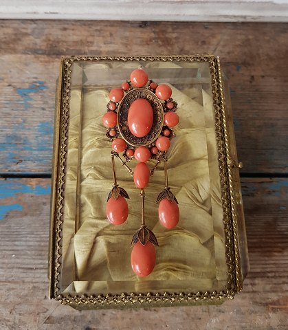 Victorian 8 kt gold and coral brooch approx. 1860th