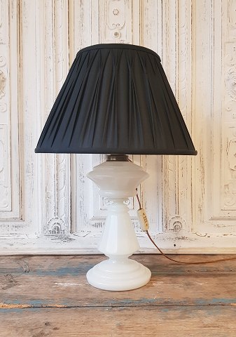 1800tals kantet opaline lampe