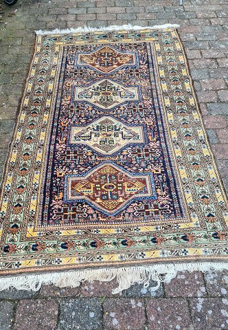 Beautiful rug - Design with four geometric medallions 140 x 232 cm.