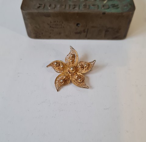 Filigree brooch in gold-plated sterling silver