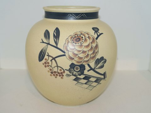 Aluminia Matte Porcelain
Large vase with flower