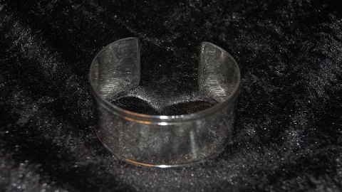 #Georg Jensen #Armring nr # 85A i Sølv
Stamped #Georg Jensen 925 S
Measures 6.3 cm in dia
Height 3 cm