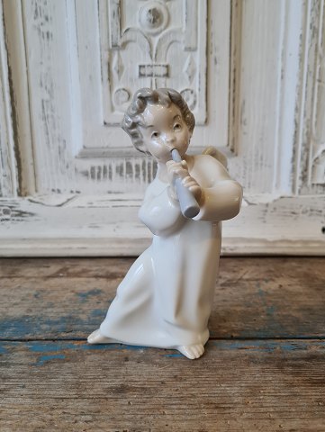 Lladro figur i form af englebarn der spiller fløjte