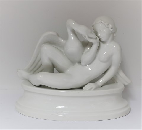 Dahl Jensen. Hvid porcelænsfigur. Leda og svanen. Model 1037. Længde 22 cm. 
Højde 18 cm. (1 sortering)