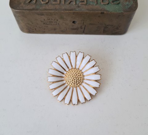 Georg Jensen Marguerit - Daisy anniversary brooch from 1990 in gold-plated 
sterling silver and white enamel