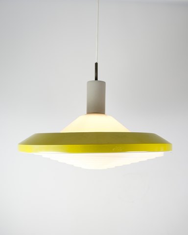 Stockholm pendant, yellow lacquer, opal glass, Louis Poulsen, 1960s.
Great condition
