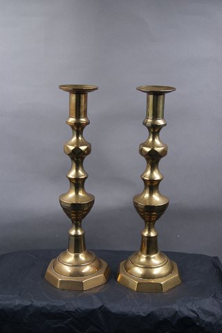 Pair of English brass candlesticks 28cm on 8 angular stand from the 19th 
century.