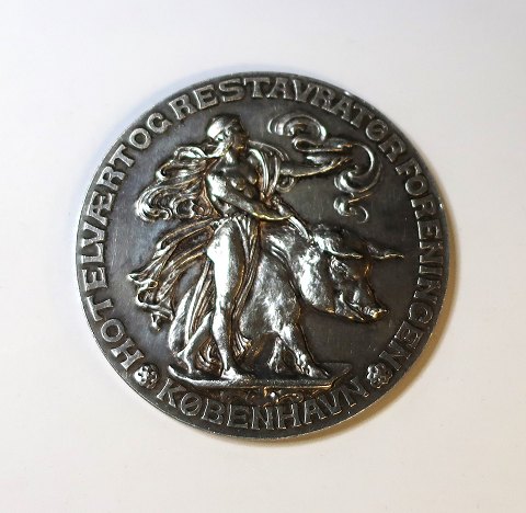 Danmark. Sølv medalje. Hotelvært og restavratør foreningen København. Udstilling 
1908. Diameter 45 mm.