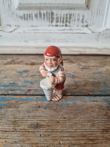 Royal Copenhagen Pixie nisse med kræmmerhus 
No. 762