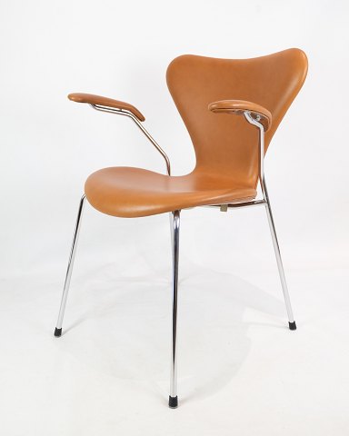 Syverstol med armlæn - Model 3207 - Cognac Leather - Arne Jacobsen & Fritz 
Hansen
Flot stand
