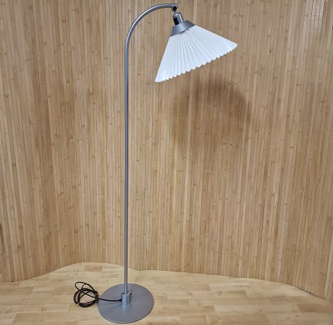 Le Klint
368 grå stel
Standerlampe
