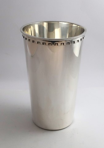 Georg Jensen. Sterling sølvvase (925). Bernadotte. Højde 18,7 cm.