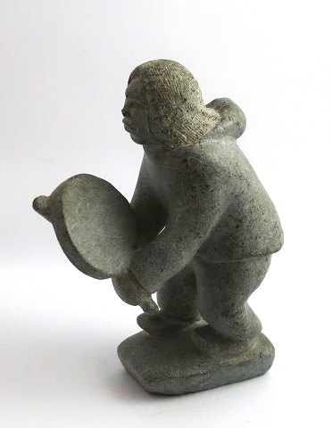 Grönland. Figur aus Speckstein. Stehender Mann. Höhe 16 cm. Karl Kristoffersen 
(KarlK). Provenienz Schloss Sorgenfri (Prinz Knud)