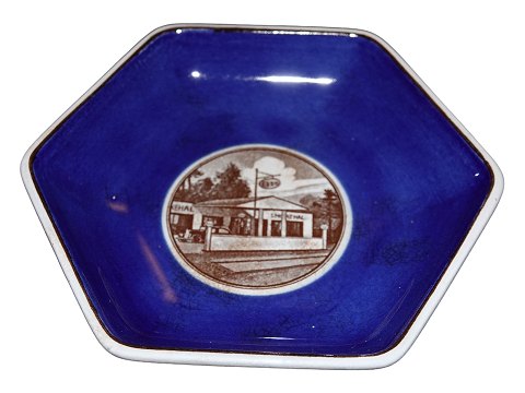 Aluminia dish
Esso gas station