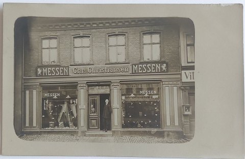 Postkort: Butiksfacade Beklædning fra 1909