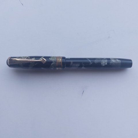 Green marbled Penol de Luxe (0) fountain pen. Push button ink filler.  Does not 
work. A new rubber sac  must be inserted before it can again absorb ink and 
write again. All parts original Penol parts. The fountain pen is 11.8 cm long.
&#8203;