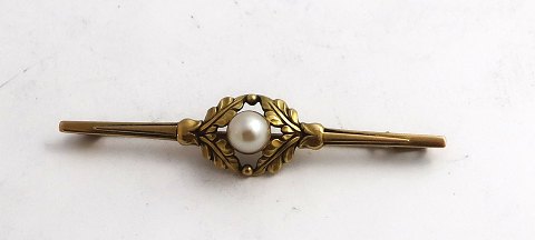 Georg Jensen. Gold brooch 14K with a pearl (585). Model 208. Produced 1933-1945. 
Length 6 cm