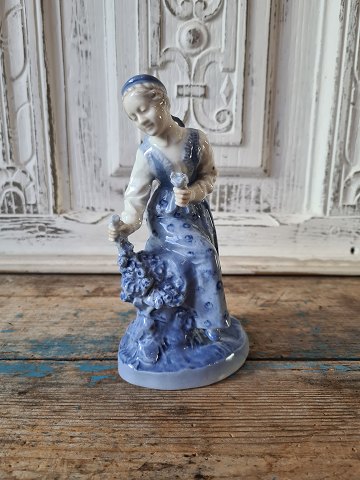 B&G Figure - Lady picking roses