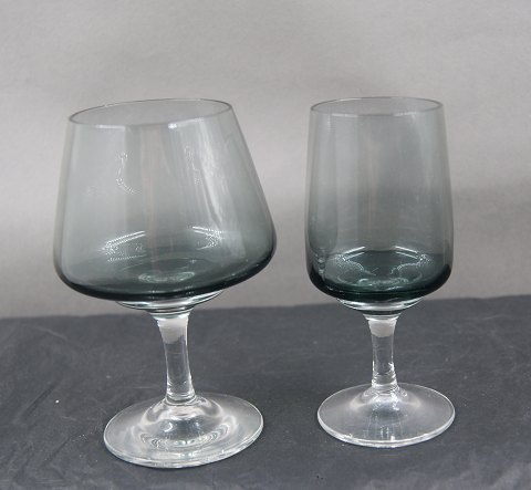 Atlantic rauchfarbige Gläser von Holmegaard, Dänemark. Brandy Gläser 11,5cm und 
hohe Portwein Gläser 11cm