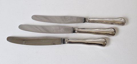 Double serrated large dinner knife in silver and steel 25 cm.