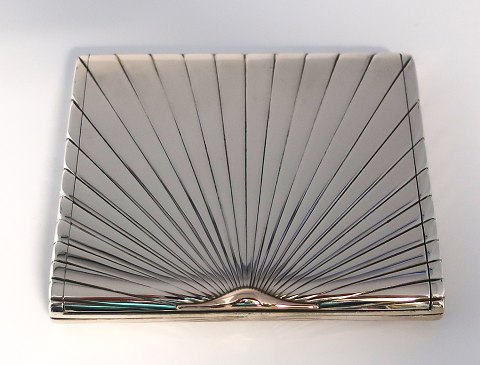 Evald Nielsen. Sølv cigaretetui (830). Længde 10,5 cm. Bredde 9 cm