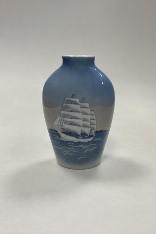 Bing og Grøndahl Vase med Sejlskib No. 1302/6239