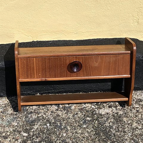 Teak hylde med skuffe.
325kr