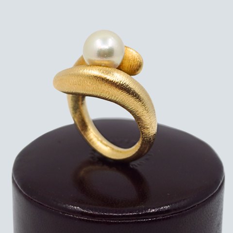 Ole Lynggaard; Ring i 14 kt. guld og med perle