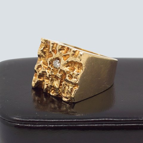 Kraftig signetring i 14 kt. guld med diamant