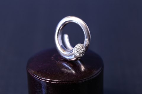 Damering fra Ole Lynggaard i hvidguld, med diamanter. Stemplet Ole L 750, 5/45. Størrelse 54.