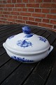 Blå Blomst Flettet porcelæn. Ragoutfad med låg nr. 8054
