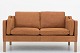 Børge Mogensen / Fredericia Furniture
BM 2212 - Nybetrukket 2 pers. sofa i Dunes Cognac læder og ben i eg. KLASSIK 
tilbyder polstring af BM 2212 med stof eller læder efter eget valg. Kontakt os 
venligst for mere information.
Leveringstid: 6-8 uger
Nyrestaureret

