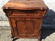 Console cabinet.
Mahogany.
475 DKK