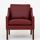 Børge Mogensen / Fredericia Furniture
BM 2207 - Nybetrukket lænestol i Elegance-læder (farve: Indian Red) med ben i 
teak.
Leveringstid: 6-8 uger
Ny-restaureret
