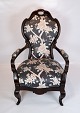 Antique armchair of polished mahogany, upholstered with floral fabric and in 
great vintage condition from the 1860s.
5000m2 showroom.