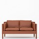 Børge Mogensen / Fredericia Furniture
BM 2212 - Nybetrukket 2 pers. sofa i Savanne Cognac læder. KLASSIK tilbyder 
polstring af sofaen med stof eller læder efter eget valg.
Vidste du, at BM 2212-sofaen (1962) blev tegnet til arkitektens eget hjem? 
Sofaen fås i flere varianter.
Leveringstid: 6-8 uger
Ny-restaureret
