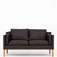 Børge Mogensen / Fredericia Furniture
BM 2212 - Nybetrukket 2 pers. sofa i Savanne Coffee-læder med ben i eg.
Vidste du, at BM 2212-sofaen (1962) blev tegnet til arkitektens eget hjem? 
Sofaen fås i flere varianter.
1 stk. på lager
Ny-restaureret
