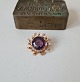 Vintage brooch in 14 kt gold with large amethyst surrounded by small pearls