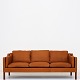 Børge Mogensen / Fredericia Furniture
BM 2213 - Nybetrukket 3 pers. sofa i Klassik Cognac (anilin-læder). KLASSIK 
tilbyder sofaen i tekstil eller læder efter eget valg. Kontakt os venligst for 
mere information.
Vidste du, at BM 2213-sofaen (1962) blev tegnet til arkitektens eget hjem? 
Sofaen fås i flere varianter
Leveringstid: 6-8 uger
Ny-restaureret
