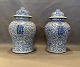Kinesiske  bojaner, par, 19/20 århundrede
Se billede med signatur
Porcelæn i hvide og blå farver med dobbelt lykketegn
H. 45 cm
God stand
