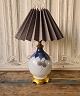 Royal Copenhagen Art Nouveau bordlampe dekoreret med humleblade og humleblomst, 
monteret på forgyldt bronze fod no. 1670/1813