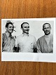 NASA: Kleines Original-Schwarz-Weiß-Foto der drei Apollo-11-Astronauten Neil 
Armstrong, Mike Collins und Edwin Aldrin, Gelatinesilber, Juli 1969 mit der 
Apollo-V-Rakete im Hintergrund