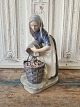 Royal Copenhagen figur - Bondepige der samler kartofler no. 1549